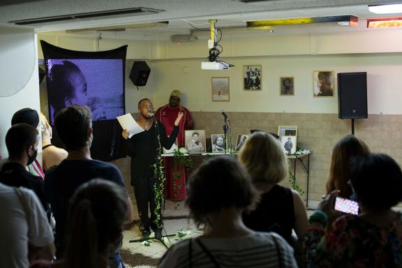 as they lay w/ Abdu Ali + Markele Cullins στην περφόρμανς The Feminine, The Feminine, The Feminine Ha, 7η Μπιενάλε της Αθήνας 2021 ECLIPSE, φωτογραφία: Αιμίλιος Χαραλάμπους.