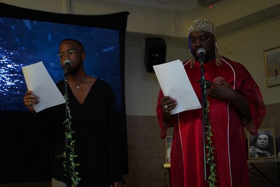 as they lay w/ Abdu Ali + Markele Cullins στην περφόρμανς The Feminine, The Feminine, The Feminine Ha, 7η Μπιενάλε της Αθήνας 2021 ECLIPSE, φωτογραφία: Νύσος Βασιλόπουλος.