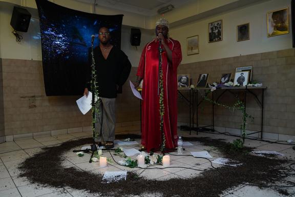 as they lay w/ Abdu Ali + Markele Cullins στην περφόρμανς The Feminine, The Feminine, The Feminine Ha, 7η Μπιενάλε της Αθήνας 2021 ECLIPSE, φωτογραφία: Νύσος Βασιλόπουλος.