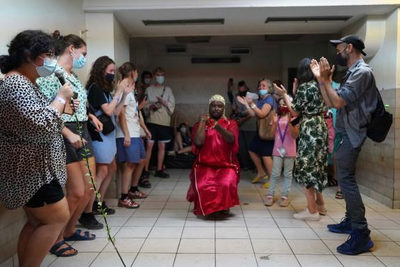 as they lay w/ Abdu Ali + Markele Cullins στην περφόρμανς The Feminine, The Feminine, The Feminine Ha, 7η Μπιενάλε της Αθήνας 2021 ECLIPSE, φωτογραφία: Νύσος Βασιλόπουλος.