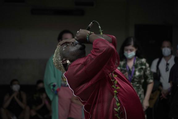 as they lay w/ Abdu Ali + Markele Cullins στην περφόρμανς The Feminine, The Feminine, The Feminine Ha, 7η Μπιενάλε της Αθήνας 2021 ECLIPSE, φωτογραφία: Νύσος Βασιλόπουλος.