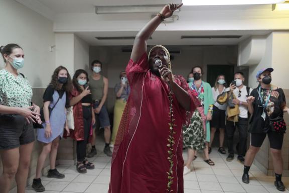 as they lay w/ Abdu Ali + Markele Cullins στην περφόρμανς The Feminine, The Feminine, The Feminine Ha, 7η Μπιενάλε της Αθήνας 2021 ECLIPSE, φωτογραφία: Νύσος Βασιλόπουλος.