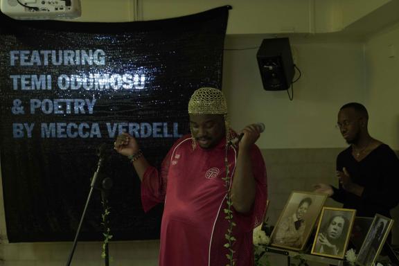 as they lay w/ Abdu Ali + Markele Cullins στην περφόρμανς The Feminine, The Feminine, The Feminine Ha, 7η Μπιενάλε της Αθήνας 2021 ECLIPSE, φωτογραφία: Νύσος Βασιλόπουλος.