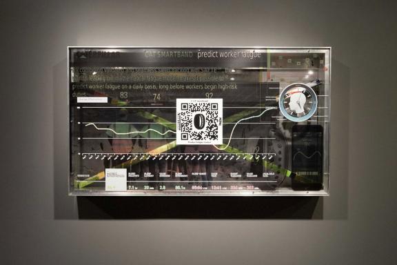 Simon Denny, Caterpillar Inc. Biometric worker fatigue monitoring smartband promotion screen video token, 2019. Άποψη εγκατάστασης 7ης Μπιενάλε της Αθήνας 2021 ECLIPSE, φωτογραφία: Νύσος Βασιλόπουλος.