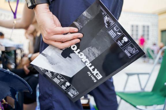 Ο Simon Denny στο Extractor game night στην 7η Μπιενάλε της Αθήνας 2021 ECLIPSE, φωτογραφία: Νύσος Βασιλόπουλος.