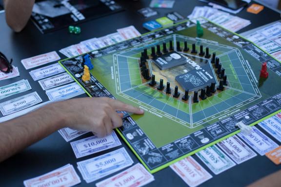 Ο Simon Denny στο Extractor game night στην 7η Μπιενάλε της Αθήνας 2021 ECLIPSE, φωτογραφία: Αιμίλιος Χαραλάμπους.