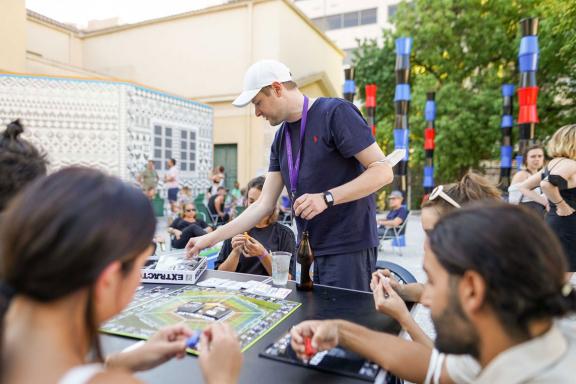 Ο Simon Denny στο Extractor game night στην 7η Μπιενάλε της Αθήνας 2021 ECLIPSE, φωτογραφία: Νύσος Βασιλόπουλος.