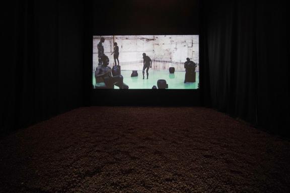 Miles Greenberg, Late October, 2021. Άποψη εγκατάστασης από την 7η Μπιενάλε της Αθήνας 2021 ECLIPSE, φωτογραφία: Νύσος Βασιλόπουλος.