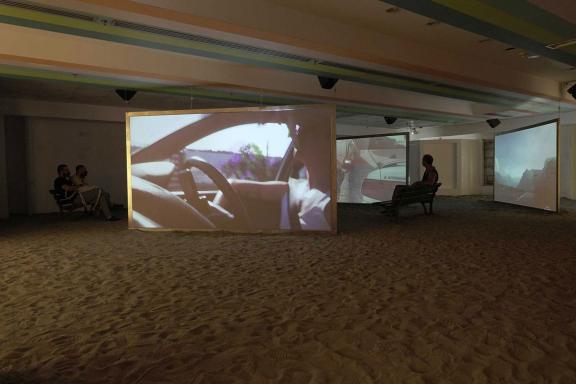 HellFun (Josefin Arnell & Max Göran), THE VACATION x EXTRA EXTENDED: The Road Journey, 2021. Άποψη εγκατάστασης από την 7η Μπιενάλε της Αθήνας 2021 ECLIPSE, φωτογραφία: Νύσος Βασιλόπουλος.